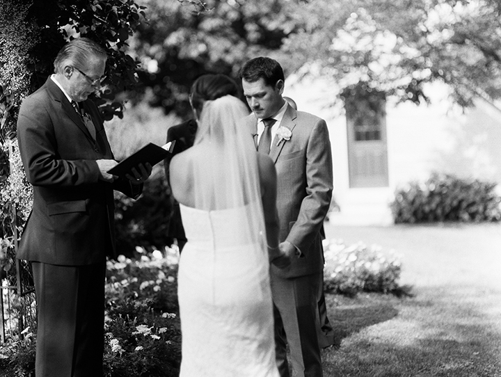 www.amyraephotography.com // Crossing Vineyard Wedding Pennsylvania // 651-400-0269